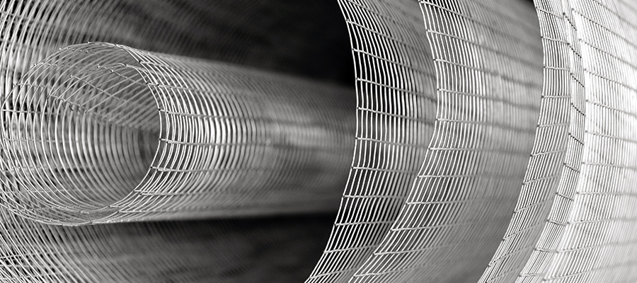 Стальная черная и оцинкованная сетка в рулонах в Тольятти очень удобна в использовании. Применяется оцинкованная сетка для клеток и ограждений. Ширина рулона колеблется от 1,0 м до 1,8 м, длина – от 15 м до 50 м